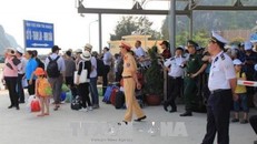 Khách bắt đầu được đón vào đất liền sau nhiều ngày trên đảo (Ảnh: Trung Nguyên)