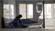 Bệnh nhân cúm A/H1N1 điều trị cách ly tại Bệnh viện Từ Dũ (TP HCM) đầu tháng 6. Ảnh: Lê Phương.