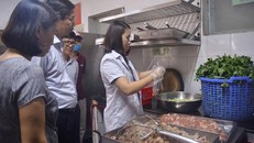 Đoàn kiểm tra liên ngành về an toàn thực phẩm do Sở Y tế Hà Nội chủ trì tiến hành lấy mẫu thực phẩm để kiểm nghiệm.