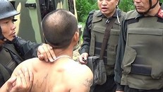 Đối tượng chống đối cảnh sát trong quá trình tiêu diệt 2 tram ma túy bị bắt giữ. Ảnh: Vov.vn