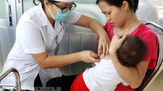 Nhân viên y tế tiêm phòng cho trẻ tại Hà Nội. (Ảnh: TTXVN)