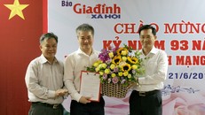 Tiến sỹ Lê Cảnh Nhạc, Phó Tổng cục trưởng thường trực Tổng cục Dân số - Bộ Y tế (bìa phải) thay mặt lãnh đạo Tổng cục trao quyết định bổ nhiệm ông Trần Tuấn Linh, Phó Tổng biên tập Báo Gia đình và Xã hội giữ chức vụ Tổng Biên tập Báo Gia đình và Xã hội