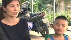 Chị Hương bên con trai Đoàn Nhật Minh (SN 2012). Ảnh: Cắt từ clip VTC News