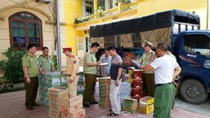 Lực lượng chức năng Lạng Sơn kiểm đếm, phân loại số thực phẩm nhập lậu vừa bắt giữ 