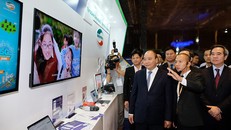 Thủ tướng Nguyễn Xuân Phúc xem các gian hàng tại triển lãm quốc tế về công nghiệp 4.0. Ảnh: Quang Hiếu/VGP