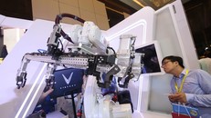 Robot phục vụ việc hàn thân xe của VinFast