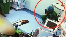 Xôn xao cảnh bác sĩ vừa phẫu thuật, vừa được tiêm giảm đau