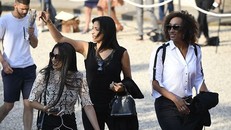 Vợ và bạn gái tuyển Pháp đến dinh Tổng thống dự tiệc sau World cup