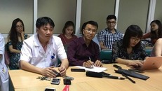 TS.BS Lê Việt Khánh (áo trắng) thông tin tới báo chí về trường hợp bé gái tử vong do chó cắn 