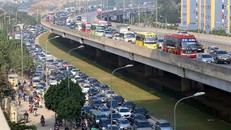 Áp lực giao thông và mật độ dân cư vùng lõi thủ đô có chiều hướng gia tăng sau 10 năm mở rộng. Ảnh: Bá Đô.