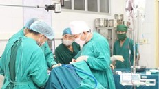 Các bác sĩ BVĐK tỉnh Điện Biên đang mổ cho bệnh nhân.