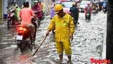 Công nhân thoát nước sớm có mặt kịp thời để khắc phục hậu quả, tuy nhiên do mưa lớn lượng nước nhiều nên tuyến đường vẫn bị ngập dài.