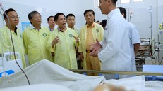 Lãnh đạo Bộ Giao thông và Ủy ban An toàn giao thông quốc gia thăm hỏi các bệnh nhân vụ tai nạn. Ảnh: N.Đ.