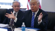 Tổng thống Trump đề nghị Bộ trưởng Tư pháp Jeff Sessions can thiệp để chấm dứt điều tra