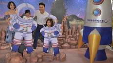 Gia đình diễn viên Mạnh Trường hào hứng tham gia sự kiện