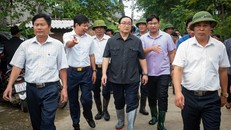 Bí thư Hà Nội lội nước thăm người dân vùng ngập