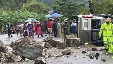 Đang đi trên đường, ô tô 16 chỗ bị đá trên núi rơi trúng, nhiều người bị thương