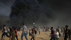 Quân đội Israel bắn đạn hơi cay vào người biểu tình Palestin tại biên giới Israel-Gaza ngày 3-8
