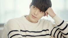 Sau 1 năm chống chọi ung thư, Kim Woo Bin tái xuất với hình ảnh gợi nhắc thời 'Vampire Idol'