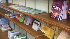 Nhiều kệ sách giáo khoa, sách tham khảo trống rỗng ngay đầu năm học mới