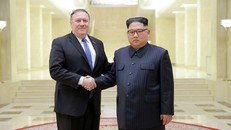Lãnh đạo Triều Tiên Kim Jong-un bắt tay Ngoại trưởng Mỹ Mike Pompeo.