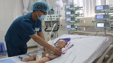 Bệnh nhi đang được chăm sóc điều trị tại Bệnh viện Sản Nhi Quảng Ninh.