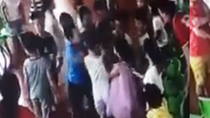 Hình ảnh trẻ mầm non bị bạn cùng lớp xúm vào "đánh hội đồng" trước mặt 3 cô giáo