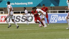 Pha bóng mở tỷ số của các cầu thủ UAE.