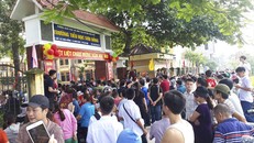 Phụ huynh bức xúc đén trường đòi BGH giải thích