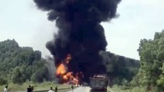 Hiện trường xe bồn chở xăng bốc cháy trên cao tốc. Ảnh: Văn Yên