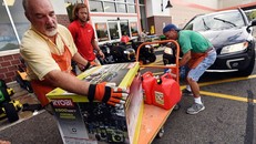 Người dân bang South Carolina mua máy phát điện chuẩn bị đón bão Florence, ngày 10-9. Ảnh: AP