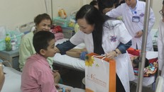 Bộ trưởng Y tế trao quà Trung thu cho bệnh nhân ung thư