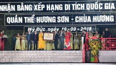 Phó Thủ tướng Chính phủ Vũ Đức Đam trao Bằng xếp hạng Di tích Quốc gia đặc biệt Di tích lịch sử và quần thể danh lam thắng cảnh Hương Sơn (chùa Hương). Ảnh: Gia Huy