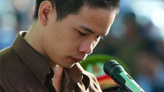 Tiến bật khóc tại tòa sơ thẩm tháng 12/2015. Ảnh: Hải An. 