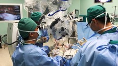 Cứu sống bé trai 11 tuổi mang khối u não to bằng quả bóng tennis