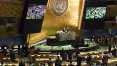 Một phút mặc niệm của Đại Hội Đồng tưởng nhớ đến cố Chủ tịch Trần Đại Quang. (Ảnh: Evan Schneider)