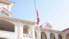 Trường THPT Kim Sơn B. treo cờ rủ từ ngày 22/9 để tưởng nhớ Chủ tịch nước Trần Đại Quang. Ảnh: Thanh Huyền