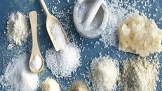 Làm thế nào để giảm bớt lượng muối trong khi ăn uống?