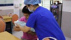 Niềm vui vỡ òa với gia đình chị Lương Thị Thảo khi đón cháu bé chào đời khỏe mạnh