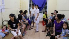 Hàng trăm học sinh tiểu học ở Ninh Bình nhập viện nghi ngộ độc