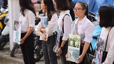 Người dân xúc động mang ảnh nguyên Tổng Bí thư Đỗ Mười chờ truy điệu