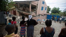 Trận động đất khiến nhiều ngôi nhà bị phá huỷ. (Ảnh: AP)