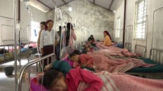 Học sinh Trường Bán trú Tiểu học xã Xín Cái bị ngộ độc thực phẩm đang được điều trị tại Bệnh viện Đa khoa huyện Mèo Vạc, Hà Giang