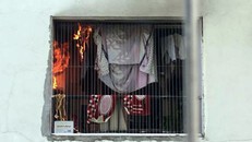 Đám cháy phát ra từ ban công của căn hộ. Ảnh: Sơn Minh