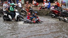 Miền Trung vào cao điểm mưa lũ, miền Nam còn ngập do triều cường