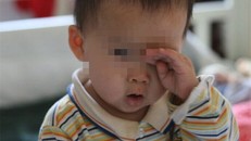 Bé trai 2 tuổi suýt bị mù vĩnh viễn chỉ vì bố mẹ 'lười'