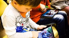 Trẻ tiếp xúc điện thoại, iPad sớm sẽ ảnh hưởng khả năng ngôn ngữ