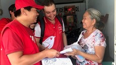 Người lớn là một trong những nguồn lây nhiễm tay chân miệng cho trẻ