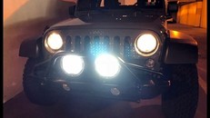 Một xe ô tô "độ đèn" khủng