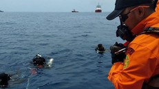 Đã tìm thấy 18 thi thể nạn nhân vụ rơi máy bay tại Indonesia